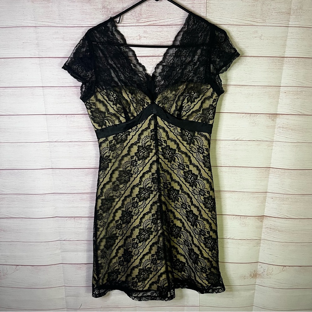 White House Black Market Black‎ Lace Overlay V-Neck Cocktail Dress Size 6